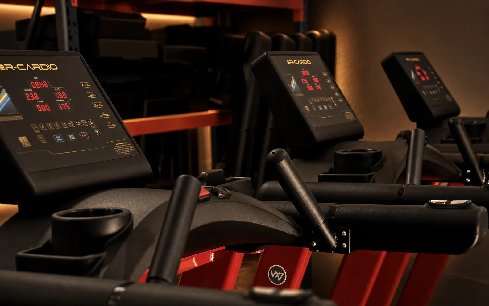 A escolha de uma esteira profissional para academia vem deixando de ser uma decisão baseada apenas no preço de compra. Em um mercado fitness cada vez mais competitivo, gestores de academias, studios, condomínios, clínicas, hotéis e espaços wellness passaram a olhar com mais atenção para fatores que impactam diretamente a operação: manutenção, disponibilidade de peças, suporte técnico, pós-venda e previsibilidade ao longo dos anos. Esse movimento tem fortalecido a discussão sobre a indústria nacional de equipamentos fitness. Para muitos compradores profissionais, a pergunta já não é apenas “quanto custa a esteira?”, mas também “quem vai me atender depois da compra?”, “as peças estarão disponíveis?”, “qual será o custo de manutenção?” e “o que acontece se esse equipamento ficar parado?”. No caso das esteiras, essa análise se torna ainda mais importante. Por serem equipamentos de alto valor agregado e de uso frequente dentro das academias, elas ocupam papel central na experiência do aluno e na rotina operacional do negócio. Quando uma esteira profissional apresenta falha e não há suporte técnico, peça de reposição ou orientação adequada, o prejuízo pode ir além do conserto. Uma esteira parada reduz a disponibilidade da sala de cardio, gera insatisfação nos alunos, compromete a percepção de qualidade da academia e pode representar perda financeira para o gestor. Em alguns casos, a falta de suporte estruturado pode fazer com que o equipamento fique semanas parado ou até deixe de ser viável economicamente para manutenção. O barato na compra pode sair caro na operação Durante muito tempo, parte do mercado fitness avaliou equipamentos profissionais principalmente pelo valor inicial de aquisição. Essa lógica é compreensível, especialmente em projetos com orçamento limitado ou academias em fase de expansão. No entanto, gestores mais experientes passaram a perceber que o menor preço de compra nem sempre representa o menor custo ao longo do tempo. Em equipamentos de alto uso, como as esteiras profissionais, o custo real aparece na operação diária. Manutenção corretiva, troca de componentes, tempo de máquina parada, dificuldade para encontrar peças, falta de assistência técnica e ausência de pós-venda podem transformar uma compra aparentemente econômica em um problema recorrente. Isso não significa que todo equipamento importado represente risco ou que toda solução nacional seja automaticamente superior. O mercado brasileiro conta com produtos nacionais e importados para diferentes perfis de operação. O ponto central é que equipamentos sem suporte local estruturado, documentação clara, assistência acessível e reposição previsível podem gerar riscos maiores para academias e empreendimentos que dependem da continuidade dos aparelhos. Por isso, a análise do gestor precisa ir além da aparência do equipamento, da potência anunciada ou do valor de entrada. A esteira profissional deve ser avaliada como um ativo operacional. A esteira como ativo de alto uso dentro da academia Em uma academia, a esteira costuma estar entre os equipamentos mais utilizados da área cardiovascular. Ela atende alunos iniciantes, praticantes avançados, idosos, pessoas em reabilitação, usuários de condomínios, hóspedes de hotéis e clientes de projetos wellness. Esse uso constante exige mais do equipamento. Motor, inversor, lona, deck, roletes, estrutura, painel, amortecimento e sistema elétrico precisam trabalhar com estabilidade e segurança. Por esse motivo, a manutenção não deve ser vista como exceção, mas como parte natural da vida útil de uma esteira profissional. O problema surge quando o gestor não tem acesso a peças, orientação técnica ou pós-venda capaz de responder com agilidade. A falta de suporte pode gerar um efeito em cadeia: primeiro a esteira para, depois o aluno reclama, a equipe precisa reorganizar o uso dos equipamentos, a academia perde percepção de qualidade e o gestor começa a lidar com custos não previstos. Em operações de alto fluxo, esse impacto é ainda maior. Uma esteira parada por muitos dias representa perda de capacidade operacional. Previsibilidade passa a ser diferencial competitivo A palavra que passou a ganhar peso na decisão de compra é previsibilidade. Previsibilidade de suporte. Previsibilidade de manutenção. Previsibilidade de peças. Previsibilidade de atendimento. Previsibilidade de vida útil. Para academias, condomínios, clínicas, hotéis e espaços wellness, essa previsibilidade pode ser tão importante quanto a ficha técnica do equipamento. É nesse cenário que a indústria nacional ganha força. Quando o fabricante está no Brasil, o comprador tende a ter maior proximidade com a empresa, comunicação mais direta, suporte em português, maior entendimento da realidade elétrica e operacional do país e mais facilidade para tratar necessidades técnicas. A fabricação nacional também pode reduzir a dependência de cadeias longas de importação para determinados componentes e tornar o relacionamento pós-venda mais acessível para o gestor. Em um setor em que a experiência do aluno depende da disponibilidade dos equipamentos, a proximidade com o fabricante se torna um fator estratégico. Presença no mercado também constrói confiança Além da estrutura técnica, a confiança em um fornecedor também passa pela presença da marca no mercado. Para gestores que investem em equipamentos de alto valor agregado, o histórico da empresa, sua participação no setor e sua capacidade de relacionamento ajudam a reduzir incertezas na decisão de compra. Eventos fitness, feiras, congressos e encontros profissionais cumprem um papel importante nesse processo. São espaços em que gestores, compradores, profissionais de educação física, empresários e fornecedores se aproximam, trocam experiências e discutem demandas reais de operação. Nesse ambiente, marcas nacionais que participam de eventos do setor conseguem estar mais próximas das perguntas que surgem no dia a dia das academias: como reduzir tempo de equipamento parado, como escolher uma esteira profissional, como avaliar pós-venda, como comparar custo inicial e custo de manutenção, e como garantir mais previsibilidade para a operação. R-Cardio aparece como exemplo de fabricante nacional em expansão Entre as empresas brasileiras que vêm sendo observadas dentro desse movimento está a R-Cardio Equipamentos Fitness, fabricante nacional de esteiras profissionais fundada em 2015. Com 11 anos de trajetória, a empresa atua no desenvolvimento de equipamentos voltados para academias, studios, condomínios, clínicas, hotéis, home gyms premium e projetos wellness. Seu posicionamento acompanha uma mudança clara no comportamento de compra do mercado fitness: o gestor não quer apenas adquirir uma esteira. Ele quer segurança para operar, suporte quando precisar, clareza na manutenção e confiança de que o equipamento terá acompanhamento depois da entrega. A R-Cardio também vem ampliando sua presença em ambientes de relacionamento do setor. A marca já esteve presente em eventos como ENAF, Fitness Brasil, Arnold, CONAF e Recifitness, aproximando-se de profissionais, gestores e empreendedores do mercado fitness em diferentes regiões do país. Essa presença contribui para reforçar a percepção de uma empresa nacional ativa, com histórico de mercado e contato direto com compradores profissionais. Em um segmento em que a decisão de compra envolve alto valor agregado, pós-venda e continuidade operacional, esse tipo de relacionamento tende a ganhar importância. Nordeste ganha relevância no crescimento da marca A expansão da R-Cardio também vem sendo percebida em regiões fora do eixo tradicional do Sudeste. No Nordeste, a marca tem observado crescimento na procura por esteiras profissionais com fabricação nacional, suporte direto e pós-venda mais próximo. A região vive um momento importante para o setor fitness, com academias em expansão, studios especializados, condomínios com áreas fitness mais estruturadas e projetos wellness voltados à experiência do usuário. Nesse cenário, a confiança no fornecedor passa a ter grande importância. Para muitos gestores, comprar uma esteira profissional é uma decisão de alto valor agregado. Por isso, a presença da marca, o histórico de mercado e a capacidade de atendimento depois da venda pesam na escolha. A participação da R-Cardio em eventos como CONAF, em Fortaleza, e Recifitness, em Recife, reforça essa aproximação com o mercado nordestino. Ao participar de encontros regionais, a empresa amplia o contato com profissionais, gestores e empreendedores que buscam equipamentos profissionais com suporte nacional e maior previsibilidade operacional. Esse relacionamento contribui para fortalecer a discussão sobre a indústria nacional como alternativa viável para academias que desejam reduzir riscos de manutenção e aumentar a segurança na escolha dos equipamentos. Pós-venda como parte da decisão de compra O pós-venda deixou de ser apenas uma etapa posterior à compra. Hoje, ele faz parte da própria decisão de investimento. Antes de comprar uma esteira profissional, o gestor precisa avaliar: Quem responde tecnicamente pelo equipamento? Existe suporte direto? As peças são acessíveis? A manutenção é viável no Brasil? O fornecedor entende a rotina de uma academia? Qual é o impacto se a esteira ficar parada? A empresa tem histórico no mercado? Existe orientação depois da entrega? Essas perguntas ajudam a evitar decisões baseadas apenas no menor preço inicial. Em equipamentos de alto valor agregado, o risco não está somente no custo de aquisição. Está no custo da indisponibilidade, na dificuldade de manutenção e na ausência de suporte quando o equipamento passa a fazer parte da operação diária. Por isso, fabricantes nacionais com pós-venda estruturado tendem a ganhar espaço entre gestores que buscam reduzir riscos e aumentar a previsibilidade. Uma mudança de mentalidade no mercado fitness A valorização da indústria nacional no segmento de esteiras profissionais reflete uma mudança mais ampla no mercado fitness brasileiro. Academias e empreendimentos estão mais atentos ao custo total de propriedade. Isso inclui preço de compra, manutenção, reposição, suporte, vida útil, tempo de parada e impacto operacional. Essa visão mais madura favorece empresas que conseguem entregar não apenas produto, mas também relacionamento, assistência, orientação técnica e continuidade. Para o gestor, a melhor esteira profissional não é necessariamente a mais barata no momento da compra. Também não é apenas a mais conhecida. É aquela que entrega equilíbrio entre desempenho, suporte, manutenção e segurança operacional. Nesse contexto, a R-Cardio vem construindo espaço como fabricante nacional de esteiras profissionais, com 11 anos de mercado, presença em eventos do setor, atuação crescente no Nordeste e foco em pós-venda como parte essencial da experiência de compra. A decisão de investir em uma esteira profissional passou a exigir uma pergunta mais estratégica: o equipamento escolhido vai continuar entregando valor depois da instalação? Para academias, condomínios, clínicas, hotéis e projetos wellness, essa resposta pode fazer toda a diferença.